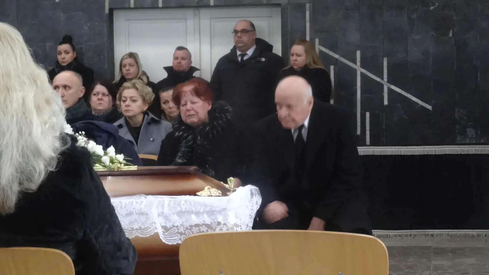 Zronená rodina sedela pri truhle svojej milovanej dcéry  a sestry.