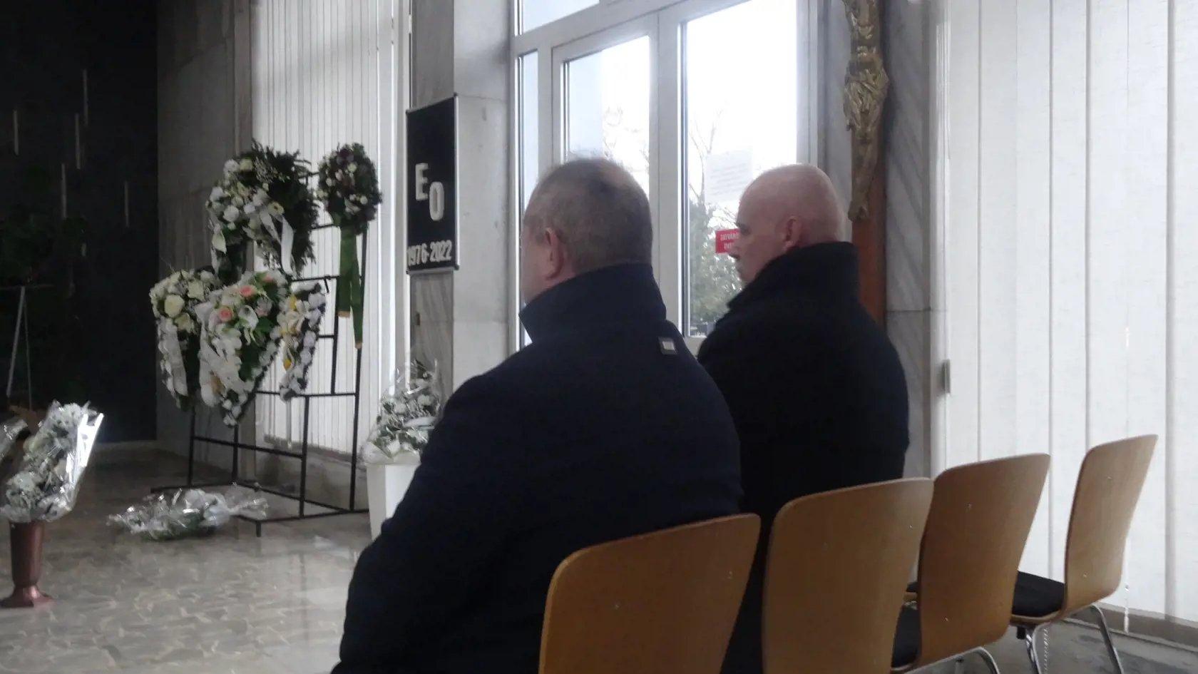 Na pohrebe sa mihol aj Marian Kotleba so spolustraníkom.