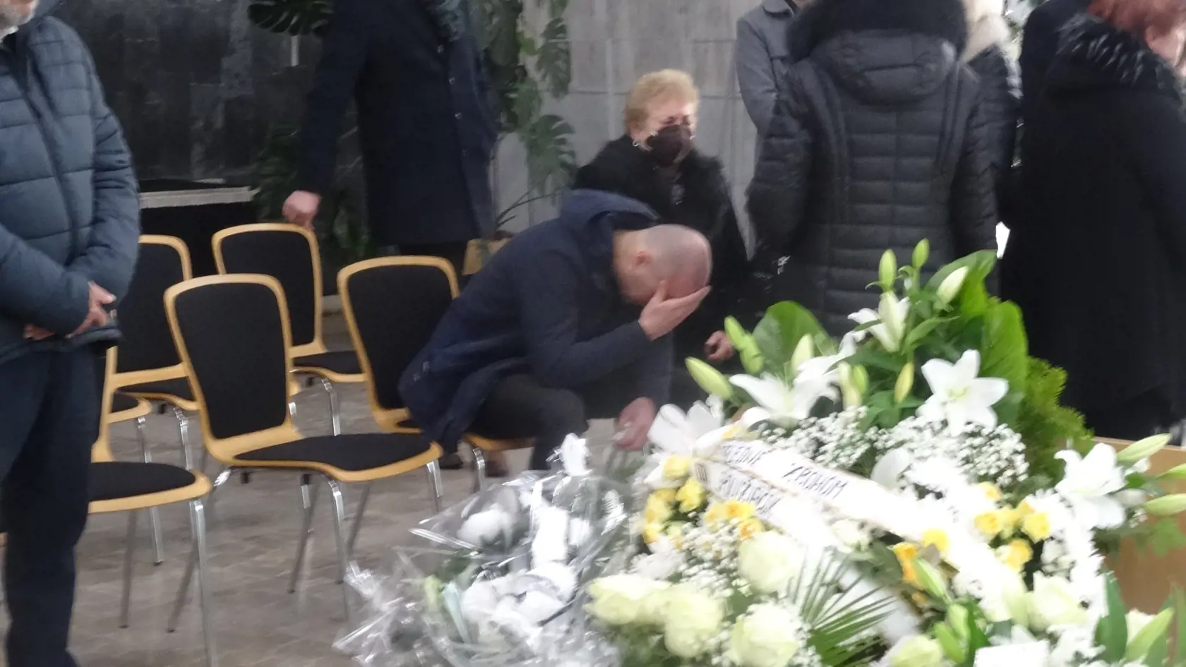 Brat Śtefan väčšiu časť obradu presedel nariekajúc s hlavou v dlaniach.