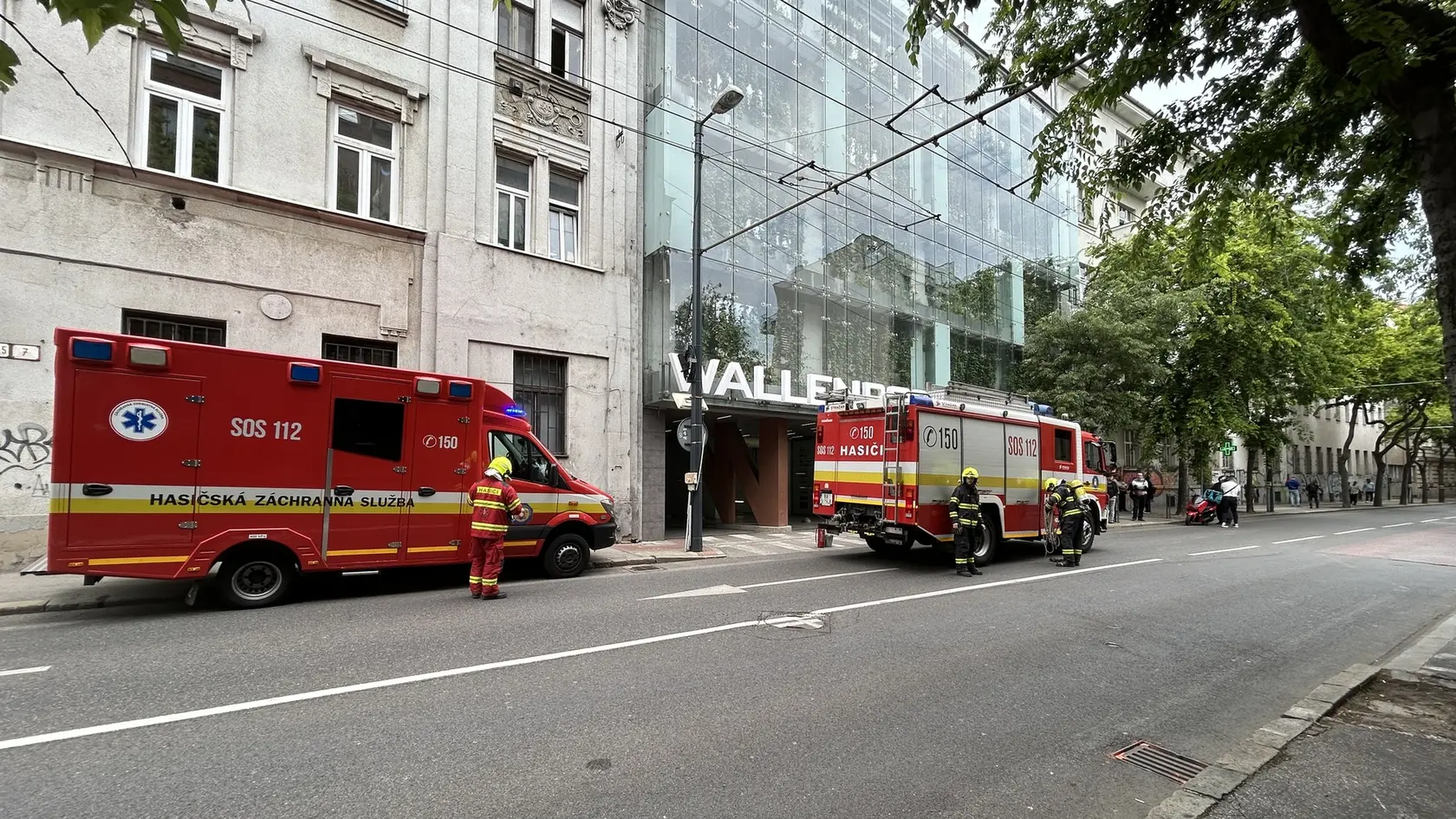 Bratislavskí hasiči zasahovali pri požiari elektrokolobežky v budove.