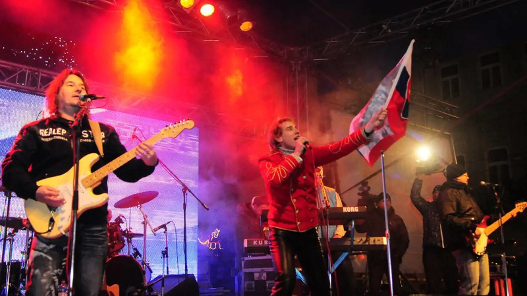 Návštevníci osláv Silvestra 2012 a hudobníci počas vítania nového roku v Košiciach.