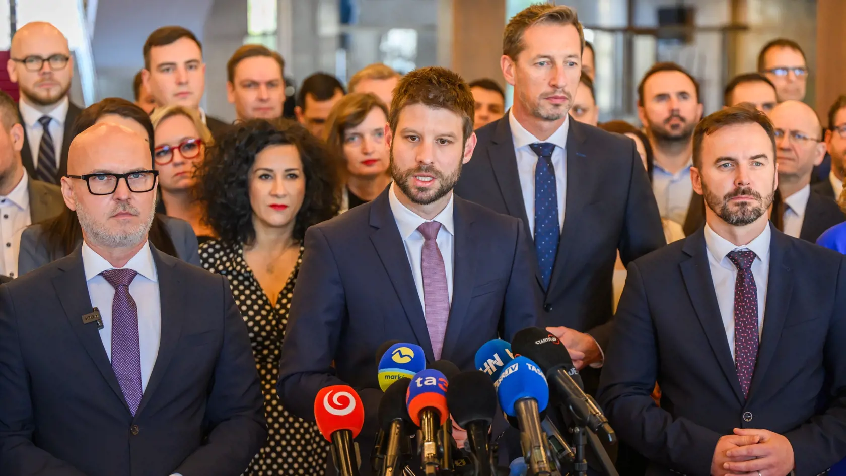 V popredí zľava poslanci NR SR Branislav Gröhling (SaS), Michal Šimečka (Progresívne Slovensko), Milan Majerský (KDH) a  Michal Šipoš (Slovensko) počas tlačovej konferencie opozičných strán po pokuse o otvorenie 27. schôdze Národnej rady SR v Bratislave 14. januára 2025.