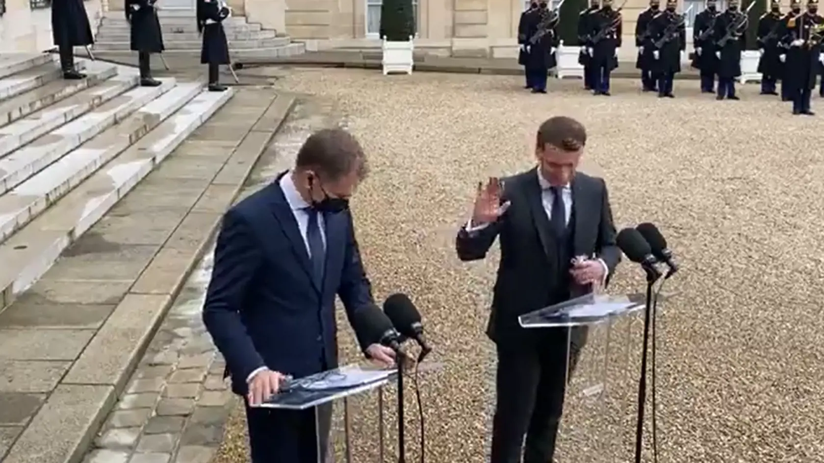 O pár minút na to nášho premiéra Macron uzemnil, skákal mu totiž do reči.