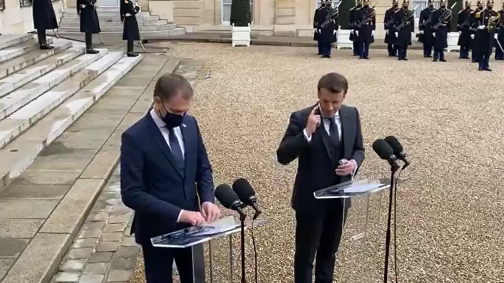 Macron musel Matovičovi najprv posunkami ukázať, aby si nasadil slúchadlá.