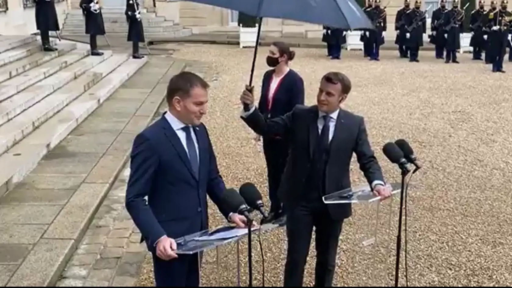 Neskôr sa Macron ukázal aj ako skvelý "držiak" na dáždniky.