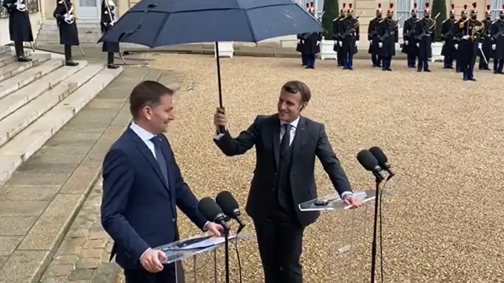 Macron nemusel nič hovoriť, jeho výraz bol veľavravný.