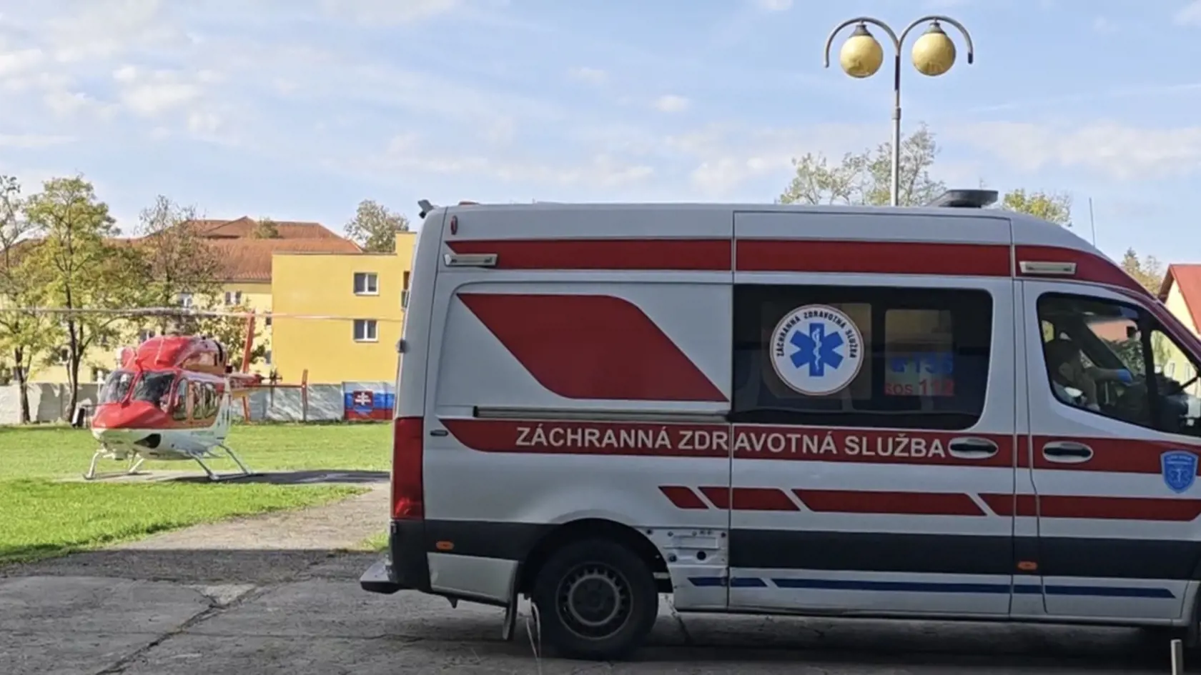 Tam si ho mali prevziať leteckí záchranári, aby ho transportovali do Banskej Bystrice.