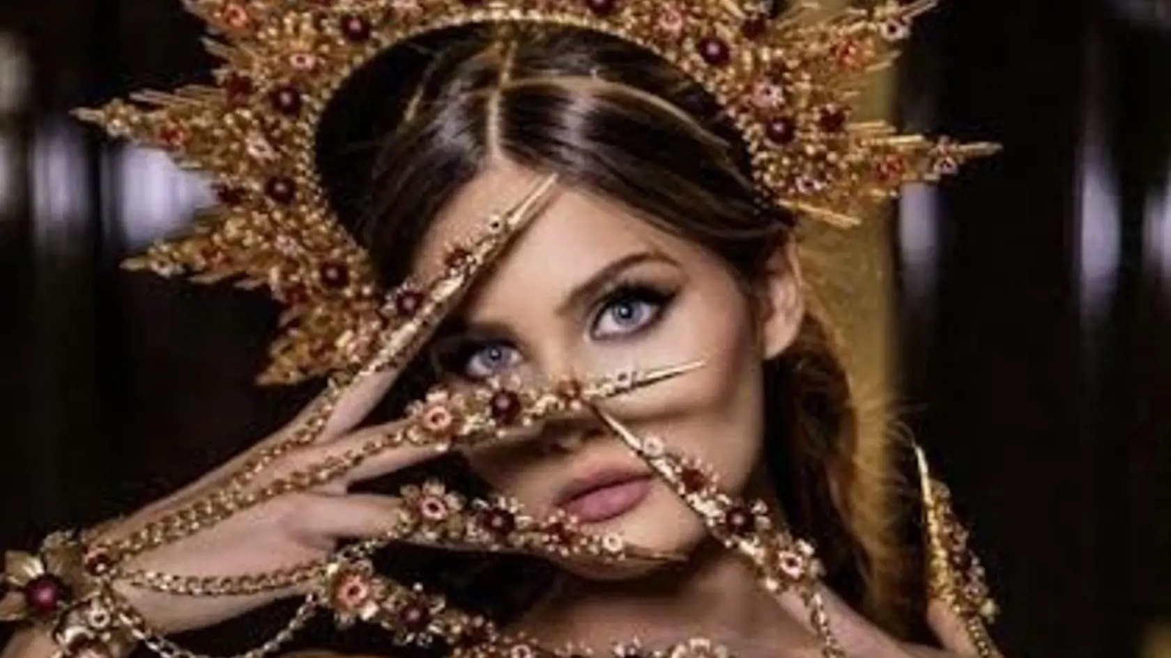 Set šperkov, ktoré má modelka, je v ostatných rokoch mimoriadne žiadaný.