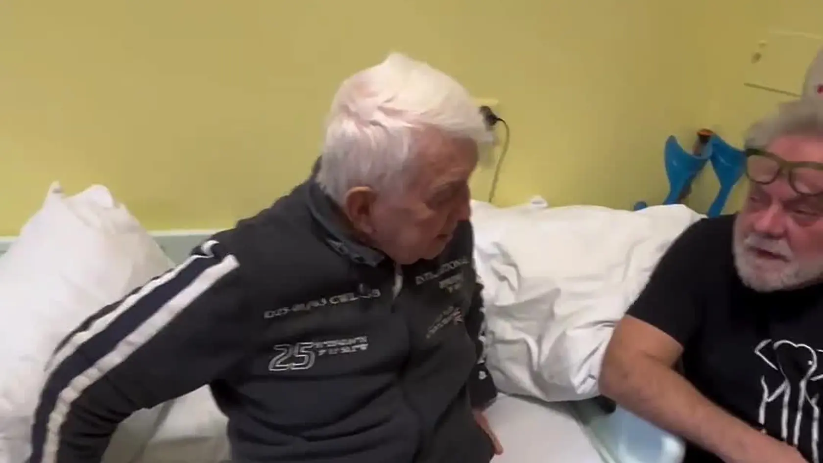Český herec Jiří Krampol po rehabilitáciách v nemocnici. Navštívili sme ho s kamarátom Václavom "Upírom" Krejčím.