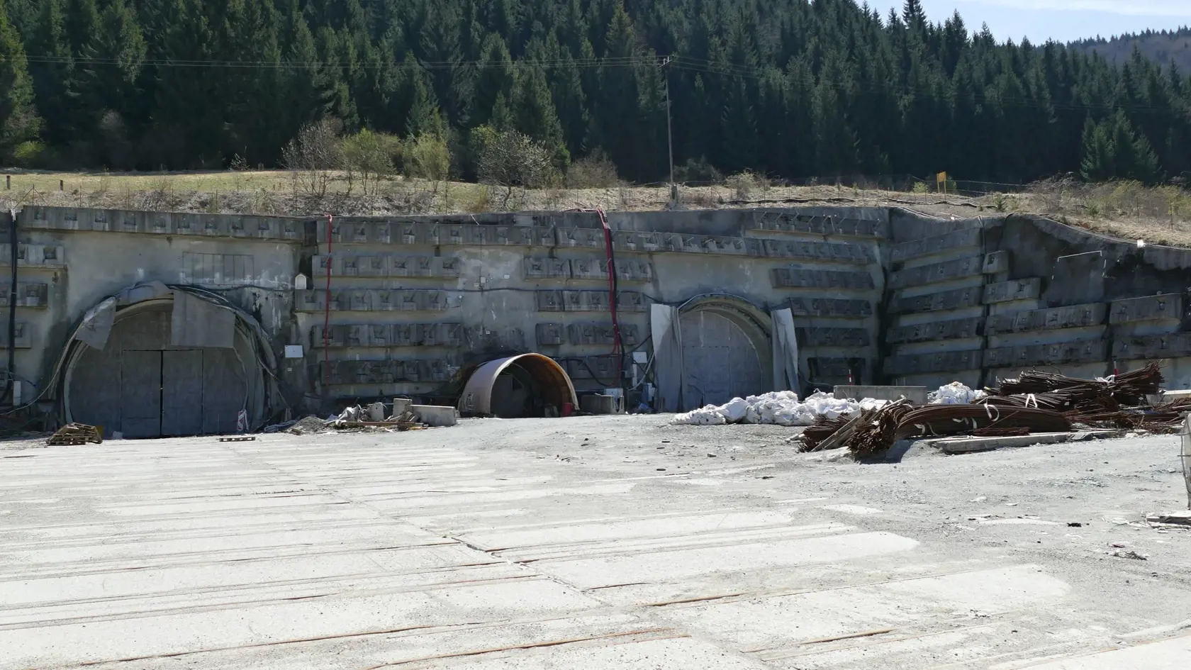 Na snímke z apríla 2020 západný portál tunela Višňové na úseku D1 Lietavská Lúčka - Višňové - Dubná skala