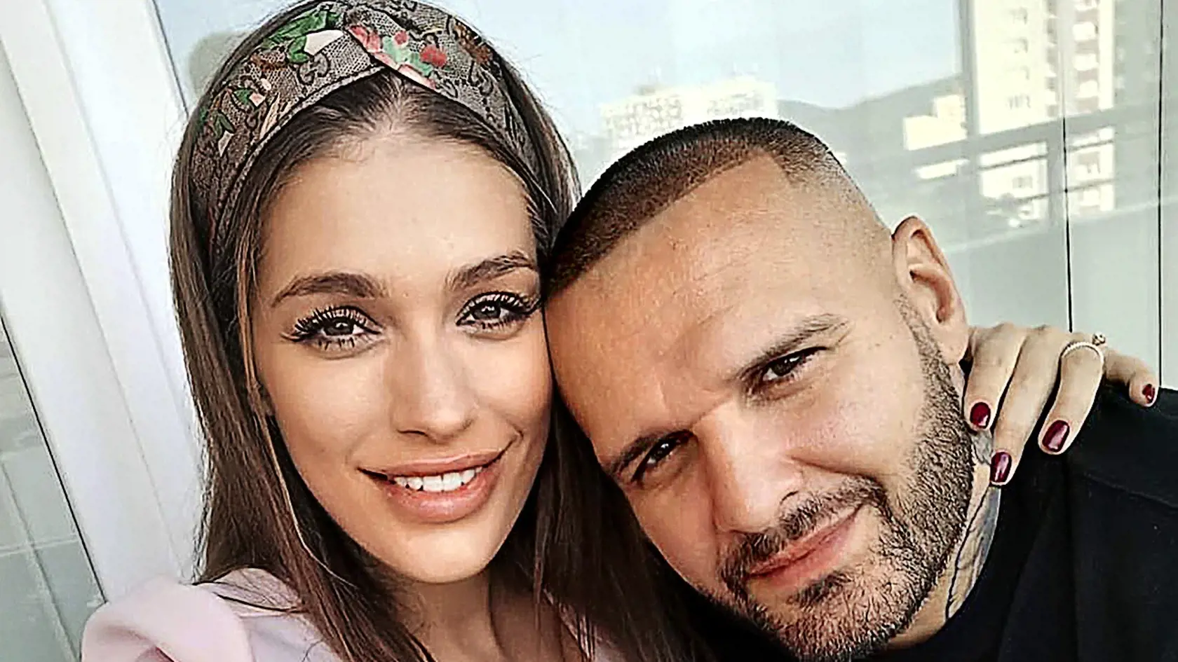 S prekabátením manžela pomáhala aj jeho polovička Alagič. 