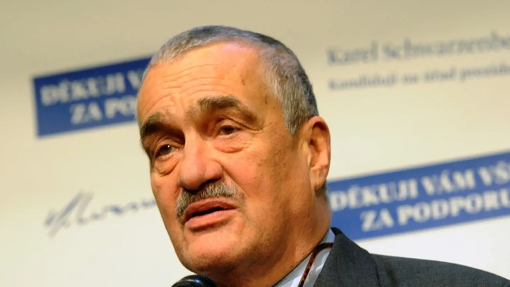 Priestory v pražskom divadle Archa rozozvučal knieža Karel Schwarzenberg spevom českej národnej hymny.