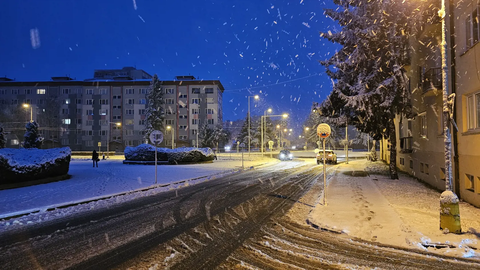 Gemer a Novohrad sa prebúdzajú do  zasneženého rána. Aj okolo 6:30 ešte na mnohých miestach sneží, ale počas dňa by malo sneženie prestať. Pozor hlavne na cestách, keďže na mnohých je sneh, informoval na sociálnej sieti portál Sobotnik.sk.
