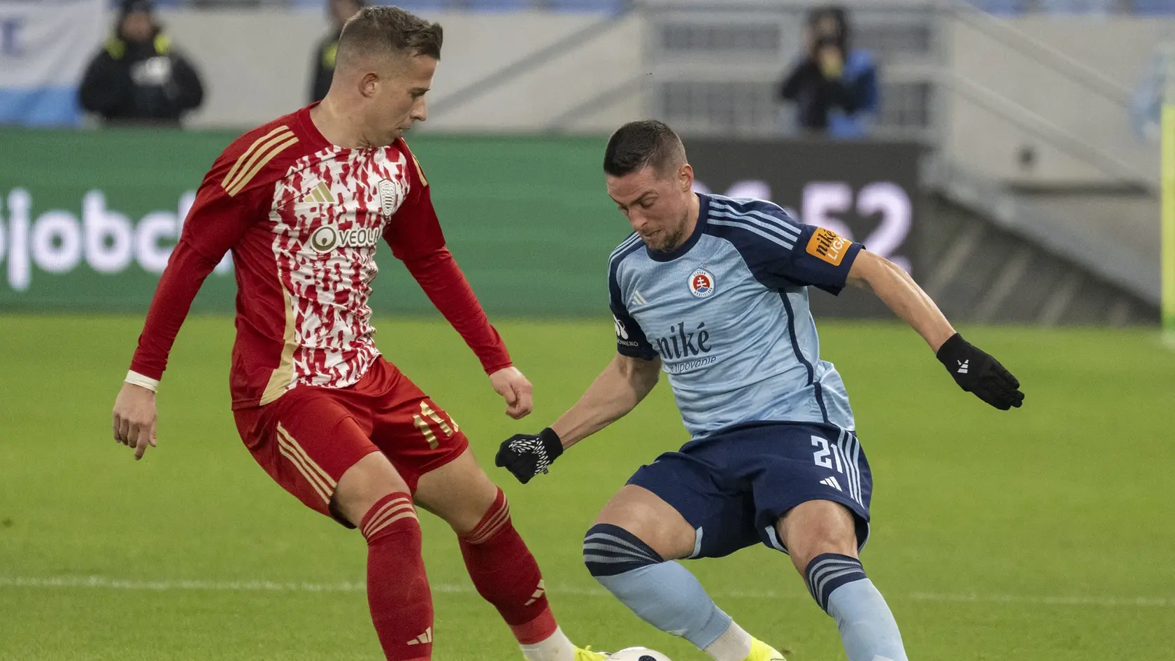 Na snímke vpravo Róbert Mak (Slovan) a vľavo Martin Rymarenko (B.Bystrica).
