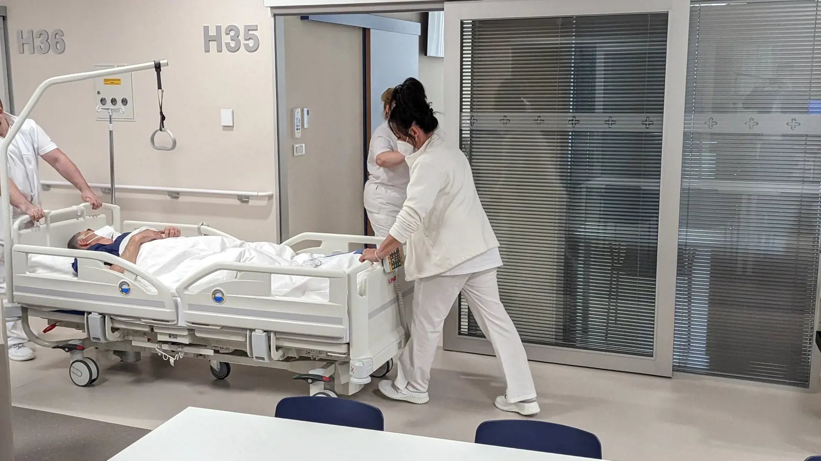 Pochopiteľne, že zdravotníci na Boroch nie sú nadšení, že musia robiť rozdiely medzi pacientami podľa toho, v ktorej zdravotnej poisťovni sú poistení.