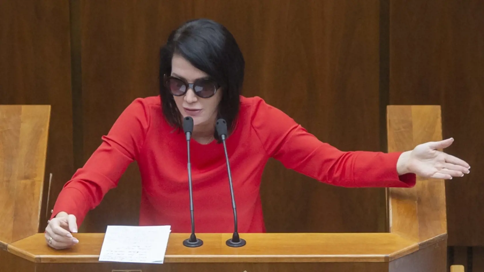 Na snímke minister zdravotníctva SR Vladimír Lengvarský (nominant OĽaNO) a poslankyňa NR SR Jana Bittó Cigániková (SaS) počas 65. schôdze Národnej rady SR 4. mája 2022 v Bratislave. FOTO TASR - Martin Baumann