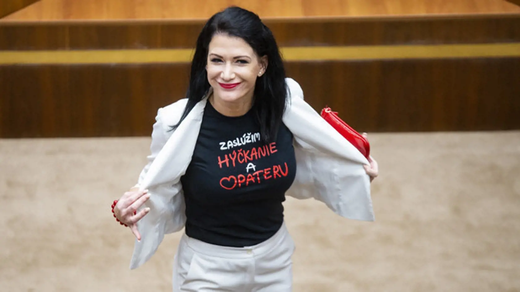 Bývalý podpredseda parlamentu Martin Glváč (Smer-SD) známy ako "Maznák", si mal vymieňať pikantné správy s Alenou Zsuzsovou, obvinenou z objednávky vraždy novinára Jána Kuciaka a jeho snúbenice Martiny Kušnírovej. V jednej zo správ mal Glváč Zsuzsovej napísať: „Si božsky krásna a zaslúžiš si hýčkanie a opateru!” Glváčove slová sa stali internetovým hitom a slávny citát sa objavili aj ako potlač na tričkách, ktoré si obliekla do parlamentu aj poslankyňa Jana Bittó Cigániková.