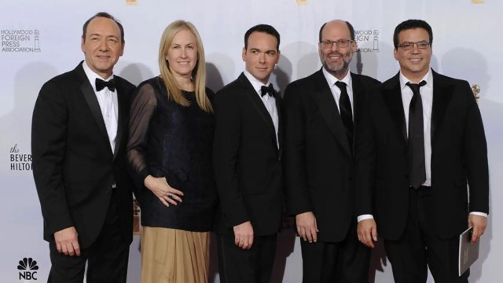 Producenti snímky Sociálna sieť, zľava Kevin Spacey, Cean Chaffinová, Dana Brunetti, Scott Rudin a Michael De Luca, pózujú v zákulisí slávnostného udeľovania Zlatých glóbusov