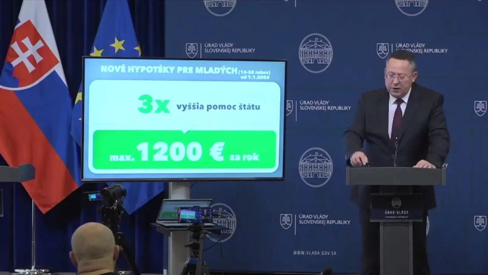 Minister financií Ladislav Kamenický predstavuje pomoc štátu s drahými hypotékami.