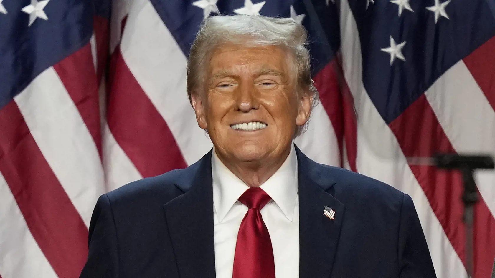 Republikánsky prezidentský kandidát a americký exprezident Donald Trump počas volebnej noci v americkom West Palm Beach 6. novembra 2024.  (AP Photo/Alex Brandon)