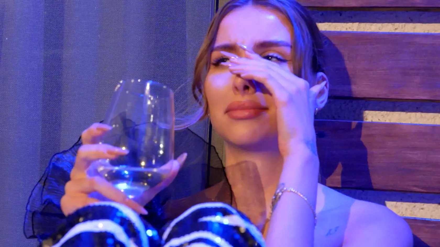 Petrana si pri už asi piatom pohári vína poplakala.
