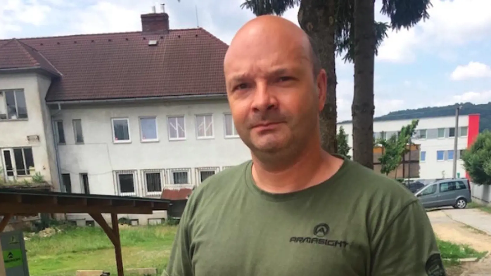 V minulosti podal trestné oznámenie na policajtov, prišli fyzické útoky od maskovaných.