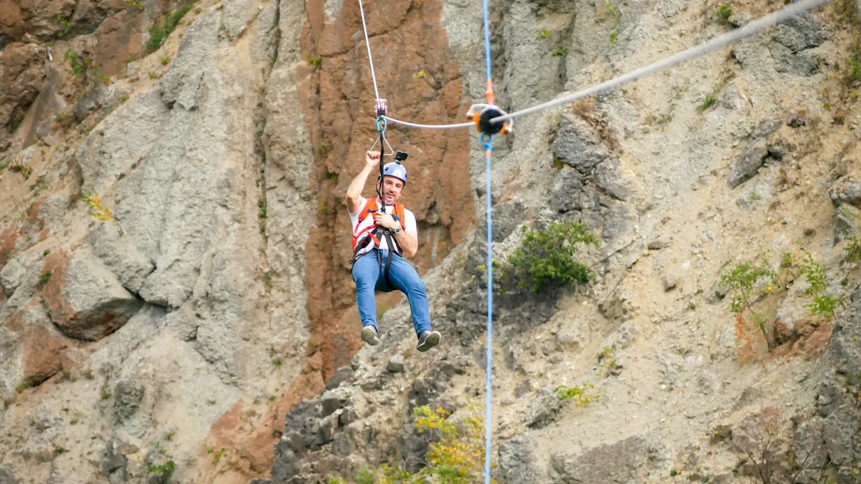 Jedinečná atrakcia zipline je vhodná pre mladých aj dospelých. Vyskúšal si ju aj župan Rasťo Trnka.