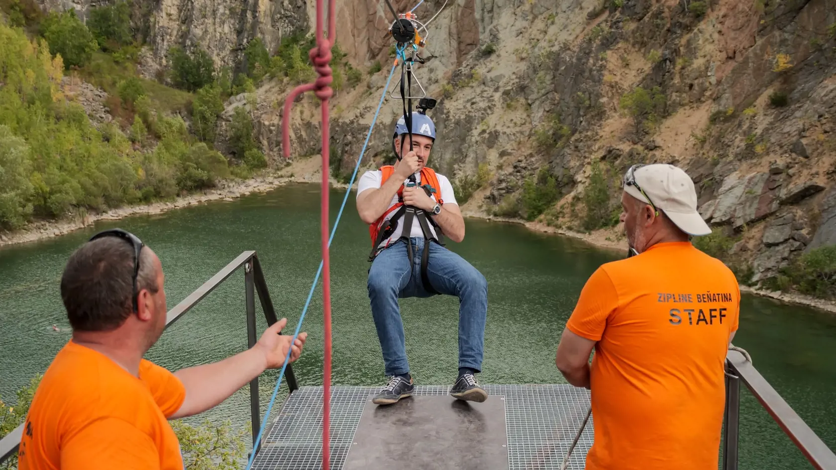 Jedinečná atrakcia zipline je vhodná pre mladých aj dospelých. Vyskúšal si ju aj župan Rasťo Trnka.