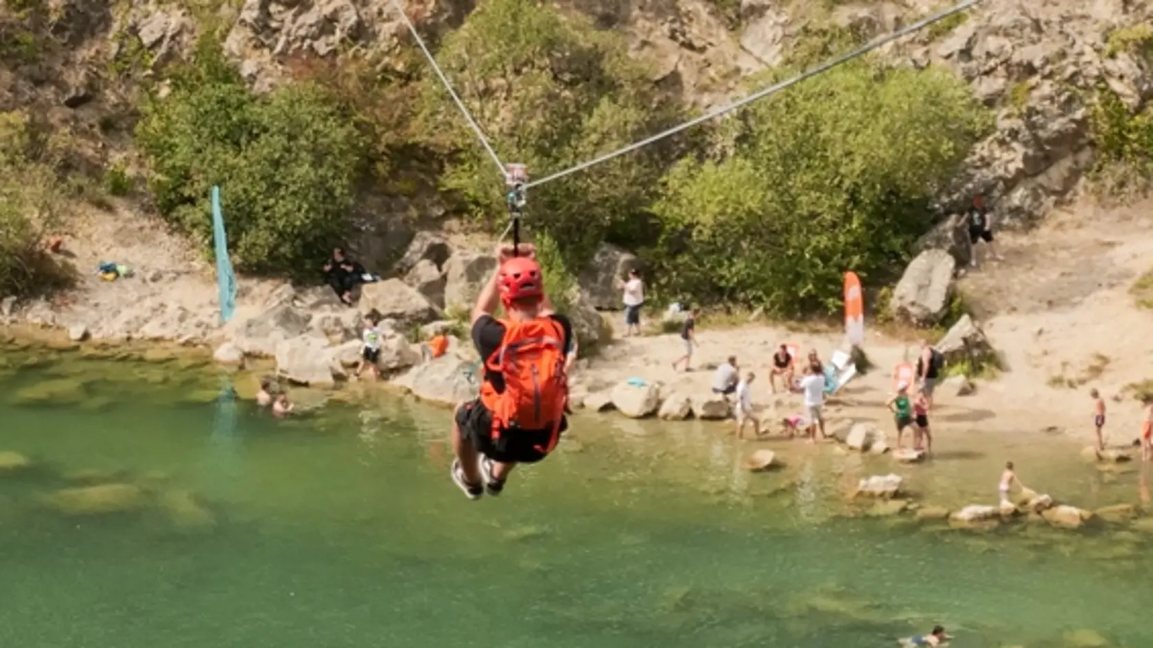 Jedinečná atrakcia zipline je vhodná pre mladých aj dospelých. Vyskúšal si ju aj župan Rasťo Trnka.