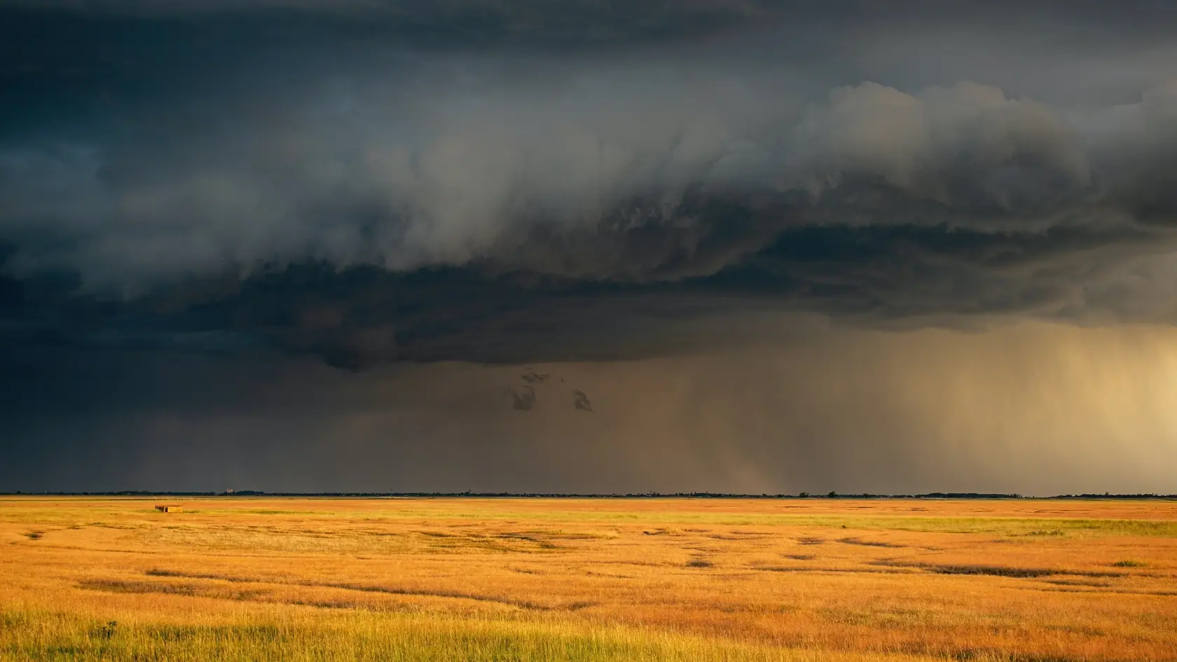 Cumulonimbus so sebou prináša búrky, prudké dažde, hromobitie aj tornáda
