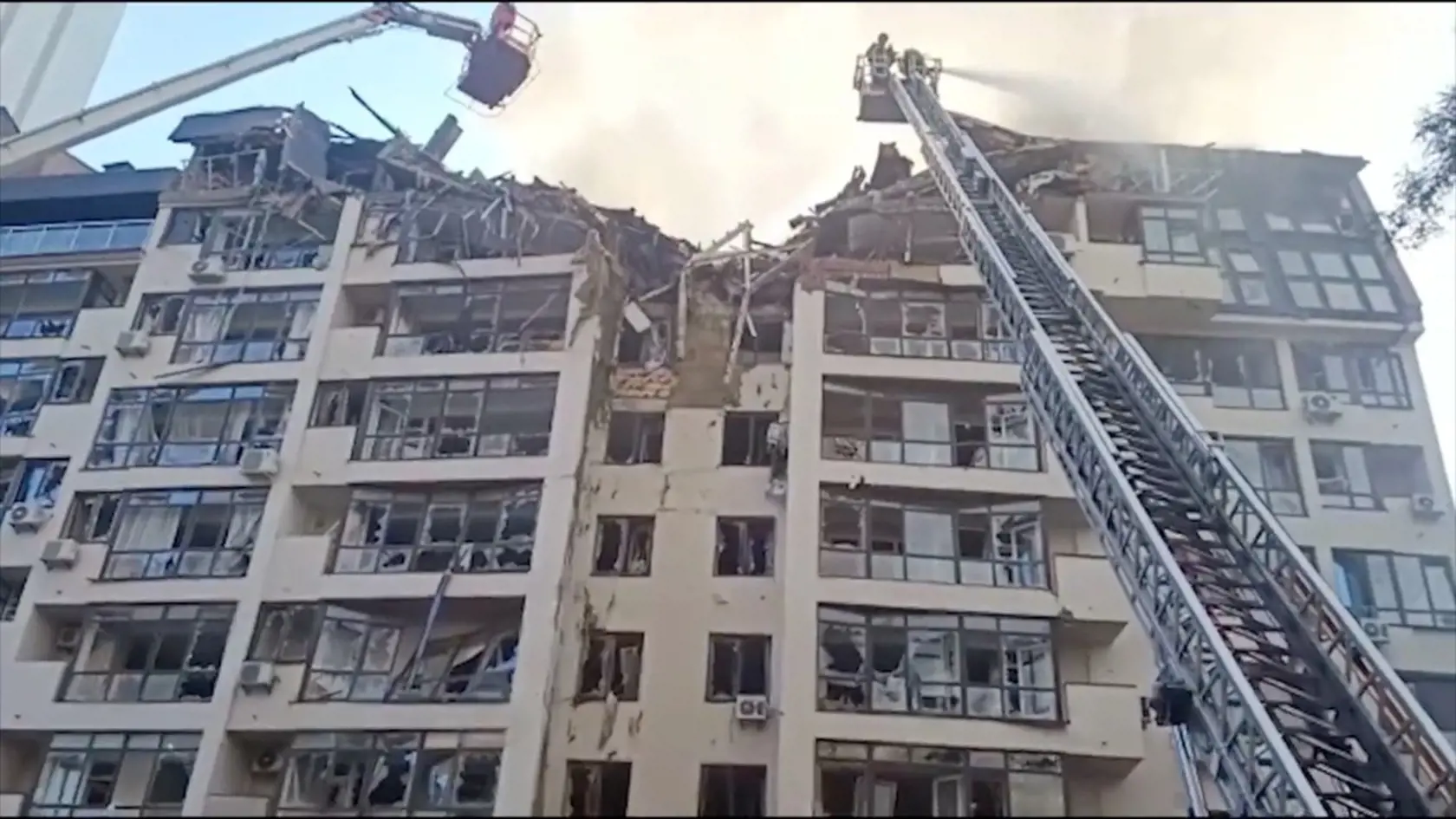 Následky ruského raketového útoku na Kyjev 26. júna 2022.