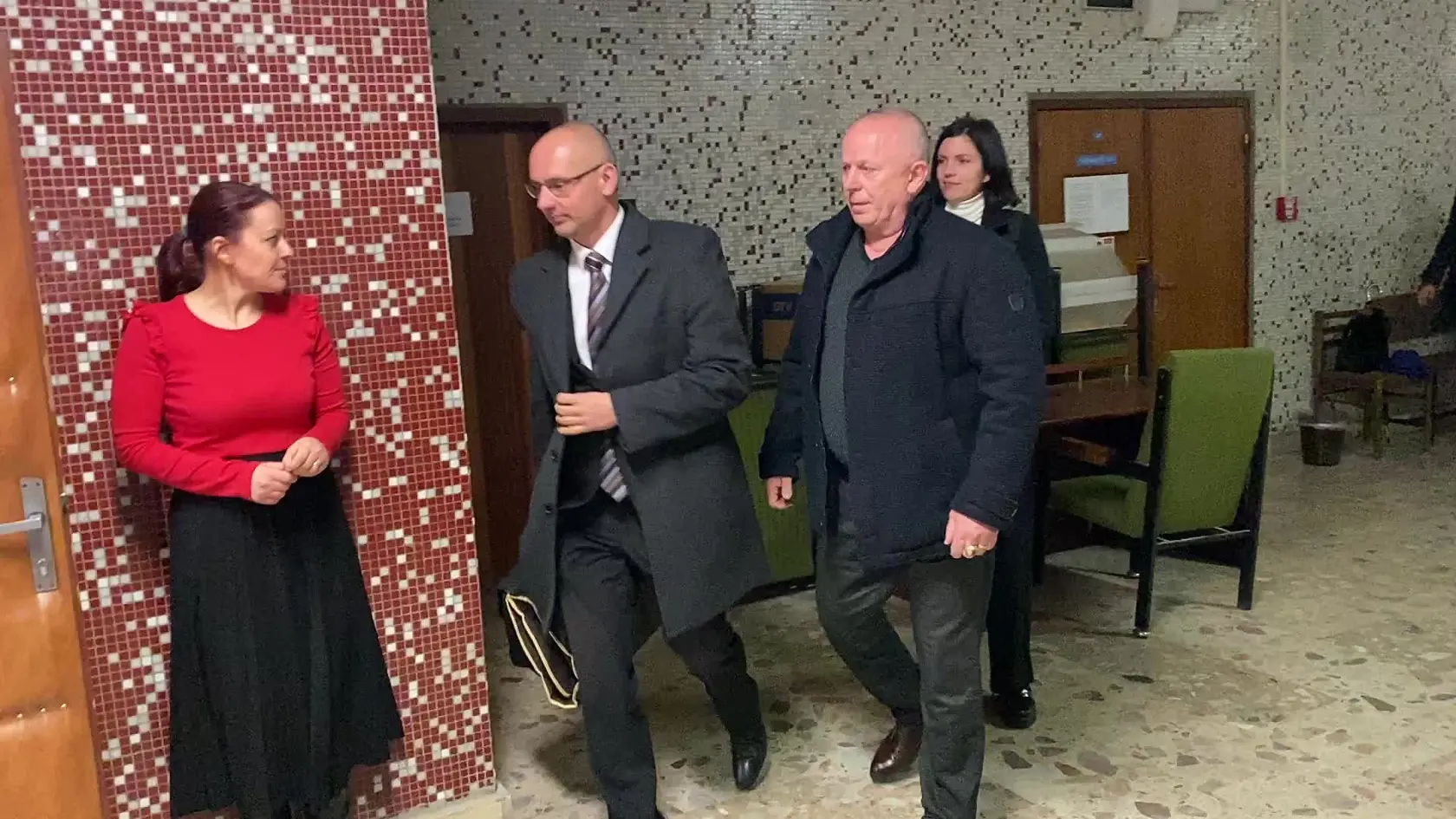 V prípade mafiánskej vraždy zo Spiša objasnenej po 17 rokoch cez telemost vypovedal utajený svedok a prezradil, ako sa jeden z obžalovaných s odstránením konkurenta chvastal.
