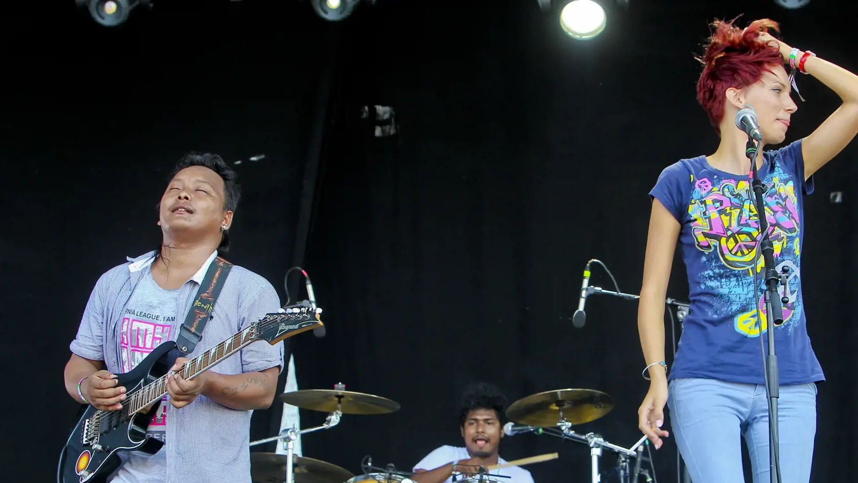 Na letisku v Trencine sa v tychto dnoch kona 16. rocnik festivalu Bazant Pohoda. Na snimke spevacka Dorota Nvotova pocas vystupenia so svojou nepalskou kapelou.