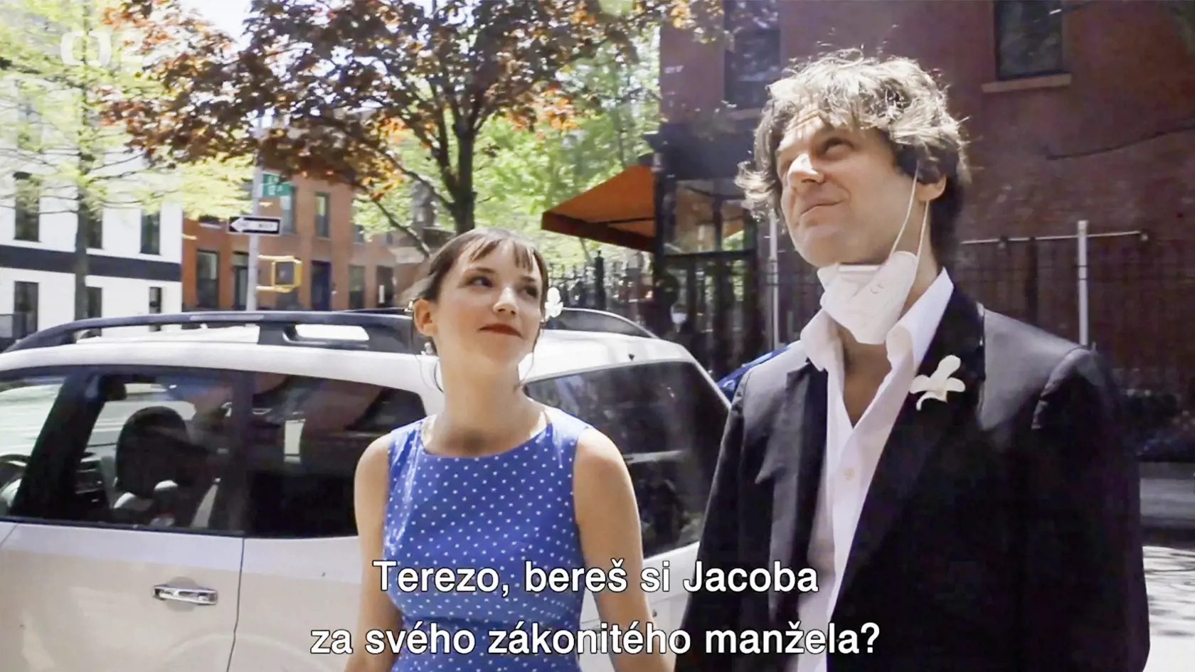 Tereza Nvotová v roku 2020 uviazla v New Yorku plnom korony. Natočila tam silný dokument pre ČT. Aby mohla odísť na vtedy ešte bezpečné Slovensko aj s priateľom, hercom Jacobom Pittsom (41), musel sa stať jej manželom. Svadba bola z bezpečnostných dôvodov na ulici, Anka Šišková ju sledovala doma cez telefón.
