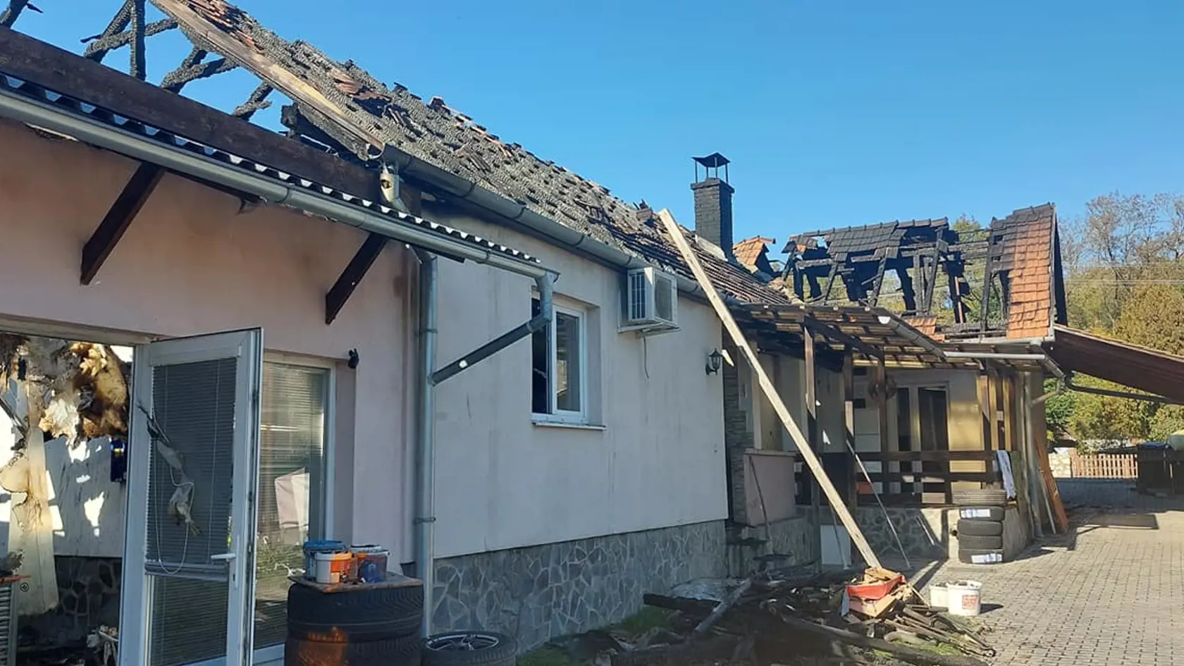 Žiaľ, aj napriek veľkému úsiliu a profesionálnemu zásahu, sa požiar rozšíril po celom dome ako aj prístavbe, ktorá bola len nedávno zrenovovaná a mala slúžiť ako dielňa.