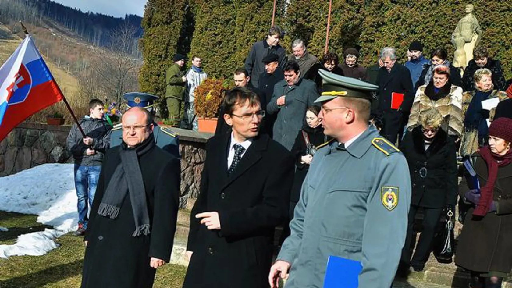 Minister práce, sociálnych vecí a rodiny Jozef Mihál (vľavo) a minister obrany Ľubomír Galko (uprostred) počas pietneho podujatia v areáli pamätníka v obci Kľak (okr. Žarnovica), ktorým si účastníci pripomenuli 66. výročie vypálenia dediny nacistami počas druhej svetovej vojny.