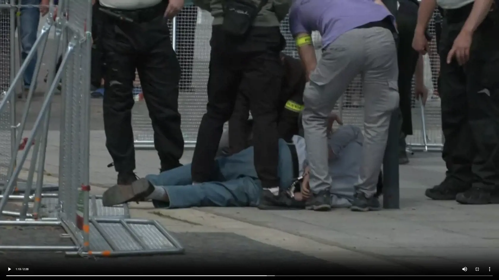 Po zásahu zostal údajný strelec ležať na zemi.  Fica v stredu po výjazdovom rokovaní vlády v Handlovej postrelili. Na mieste padlo niekoľko výstrelov, útočníka zadržali. Priestor pred Domom kultúry v Handlovej, kde sa zasadnutie vlády konalo, evakuovali.