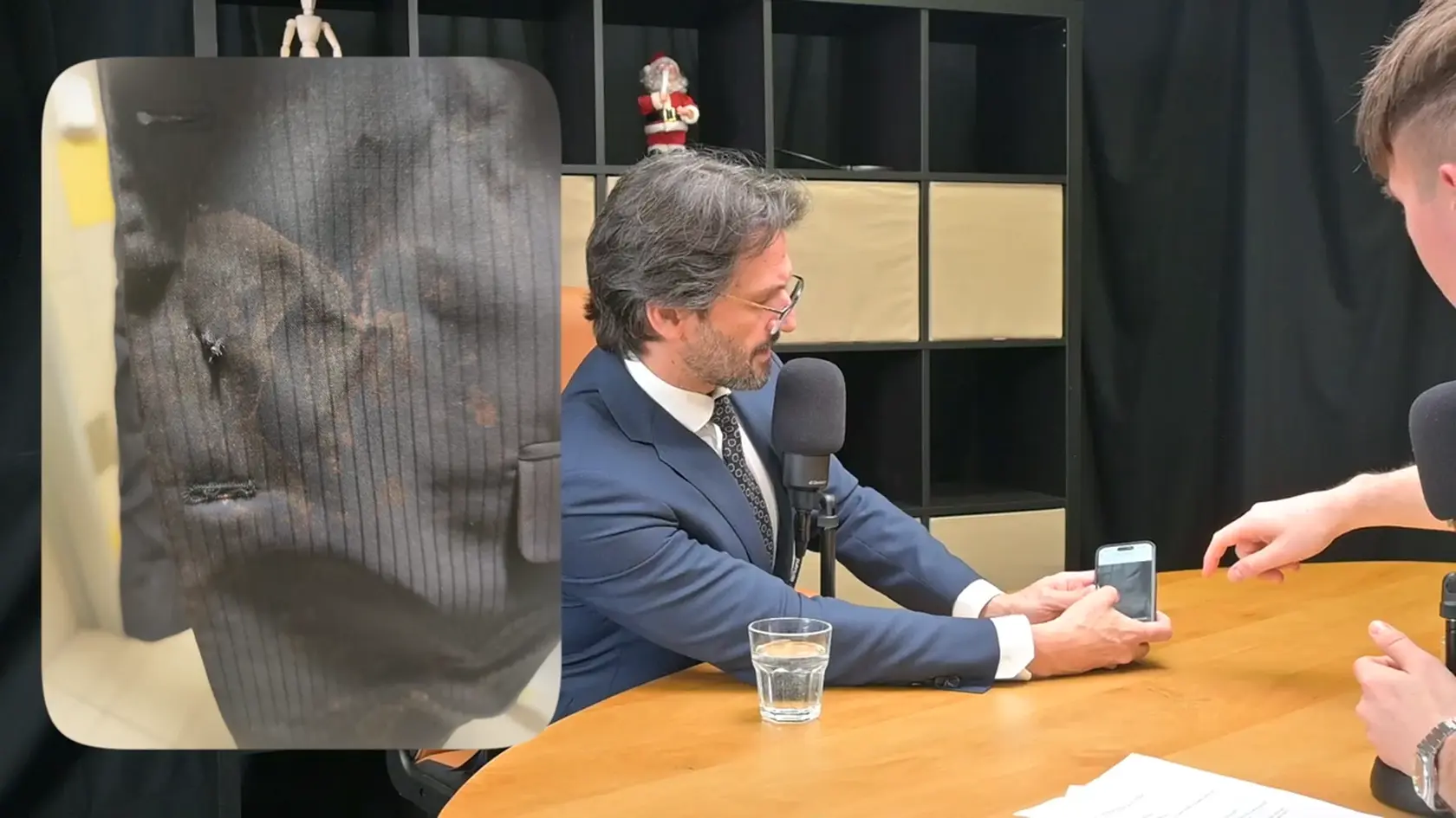 Zábery z rozhovoru s Robertom Kaliňákom, počas ktorého ukázal fotografie rozstrieľaného saka a krvavej košele Roberta Fica.