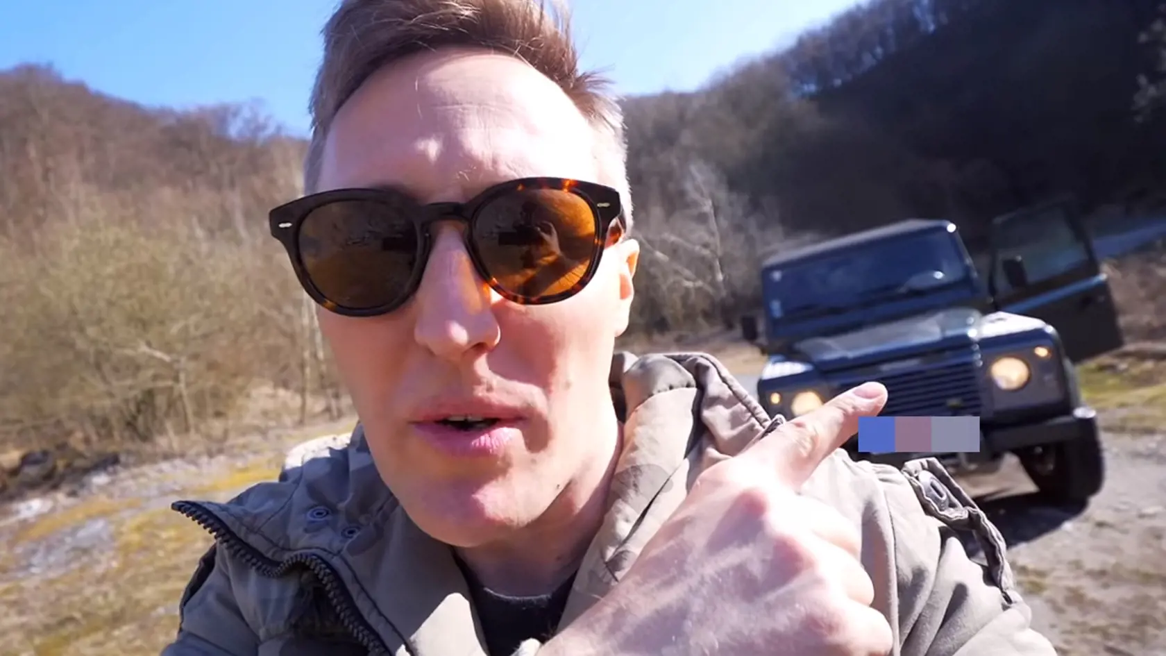 Sajfa si vo videu odpromoval aj svoje auto.