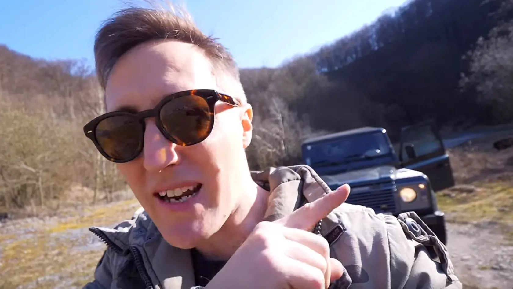 Sajfa si vo videu odpromoval aj svoje auto.