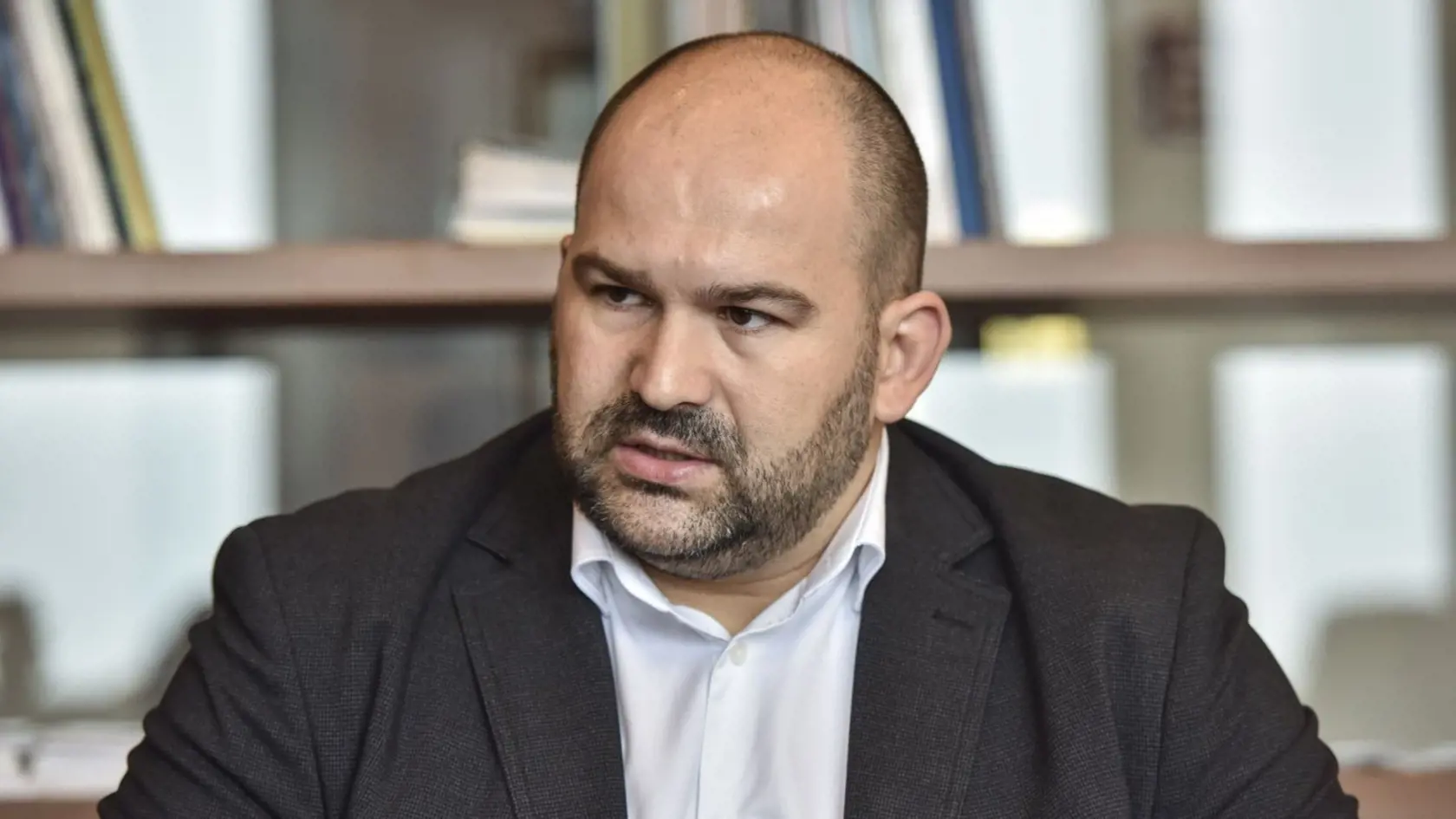 Peter Pčolinský bol známy svojím podrezaným jazykom. Aj dnes, z času na čas, poriadne naloží svojim exkolegom z koalície. Najnovšie si však nasypal aj sám popol na hlavu.