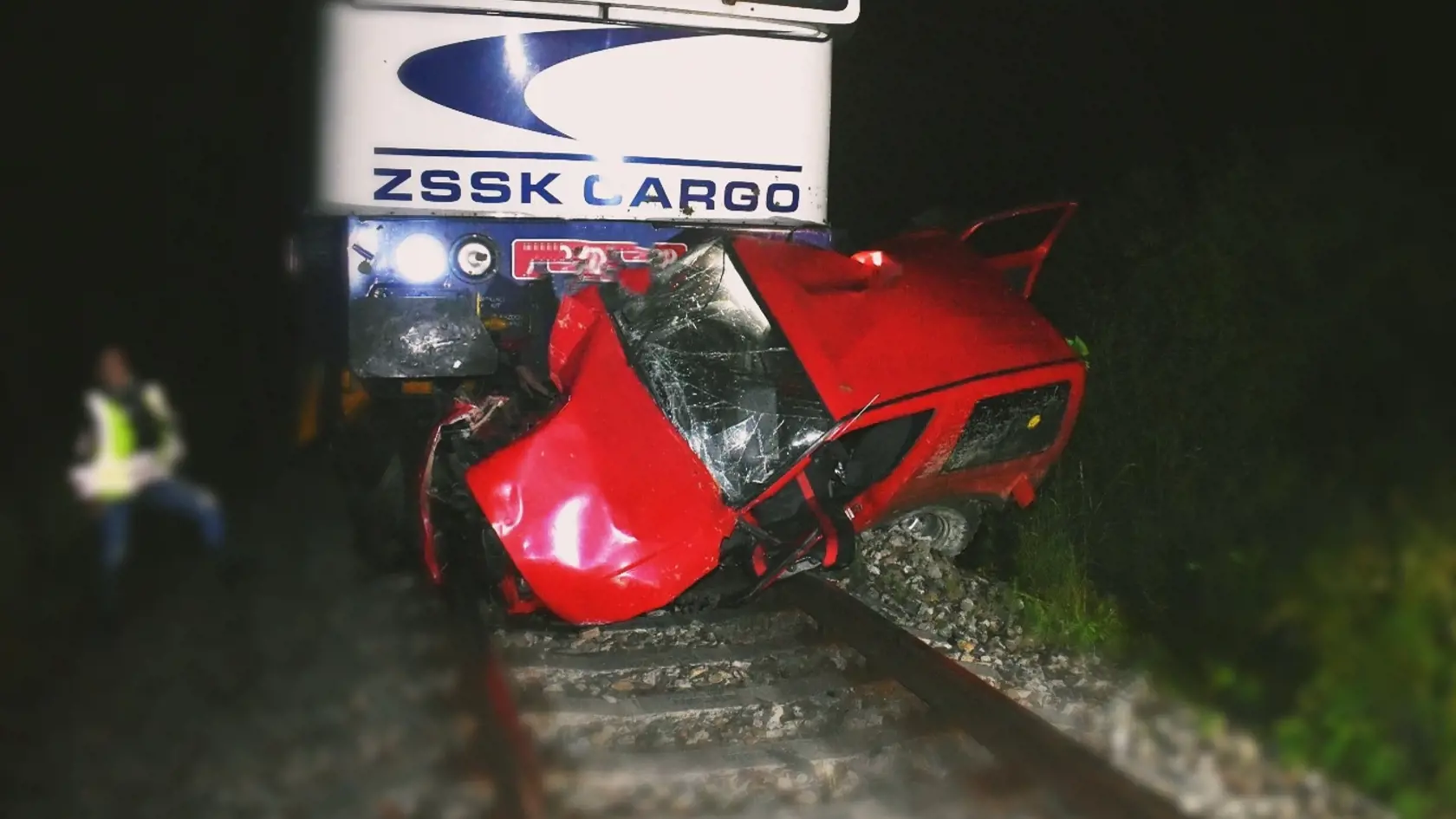 Včera (8.6.) vo večerných hodinách došlo na železničnej trati Tomášovce - Lučenec k zrážke nákladného vlaku a osobného automobilu.