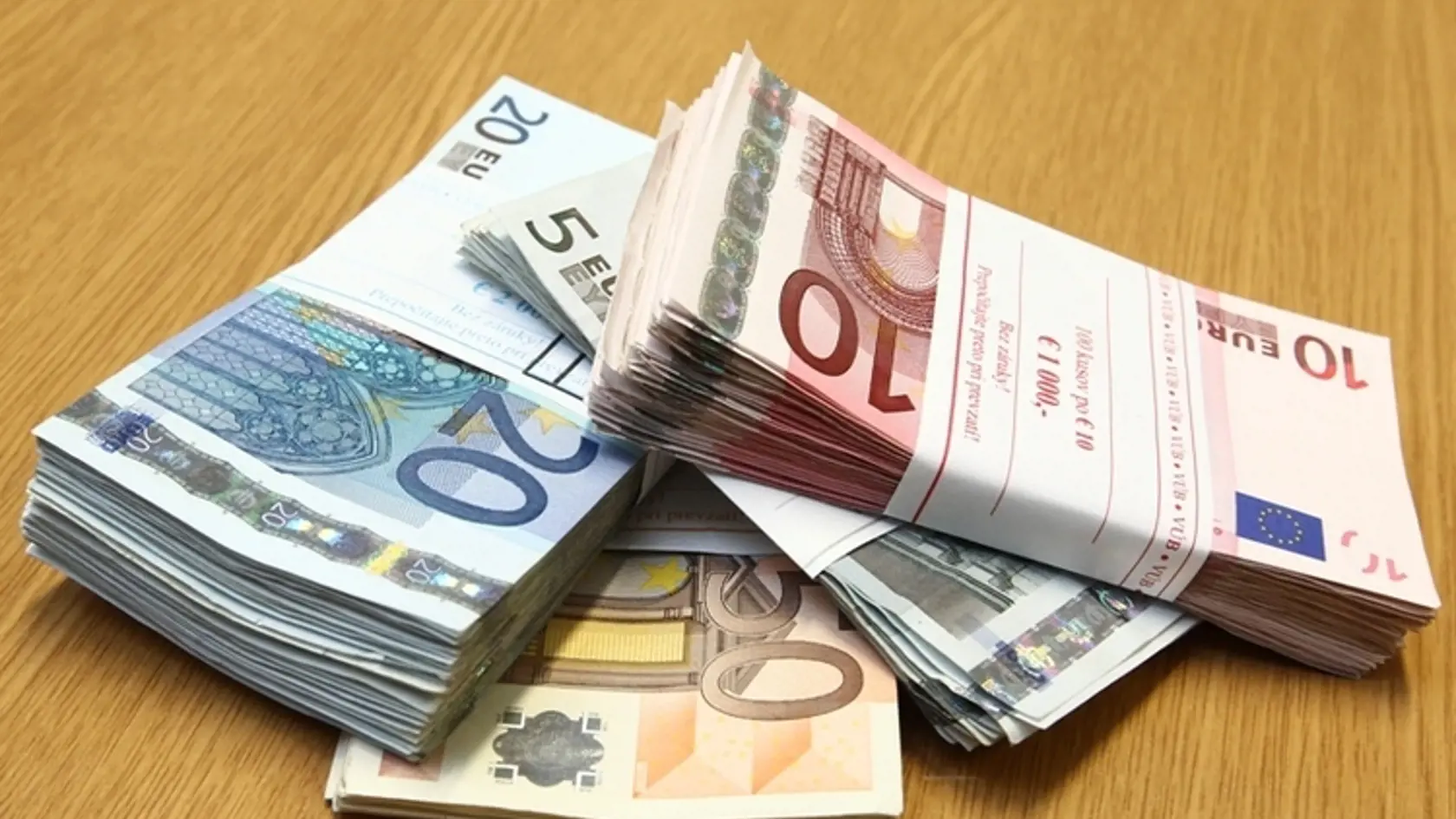 Absolventi slovenských vysokých škôl očakávajú priemerný plat 916 eur mesačne.