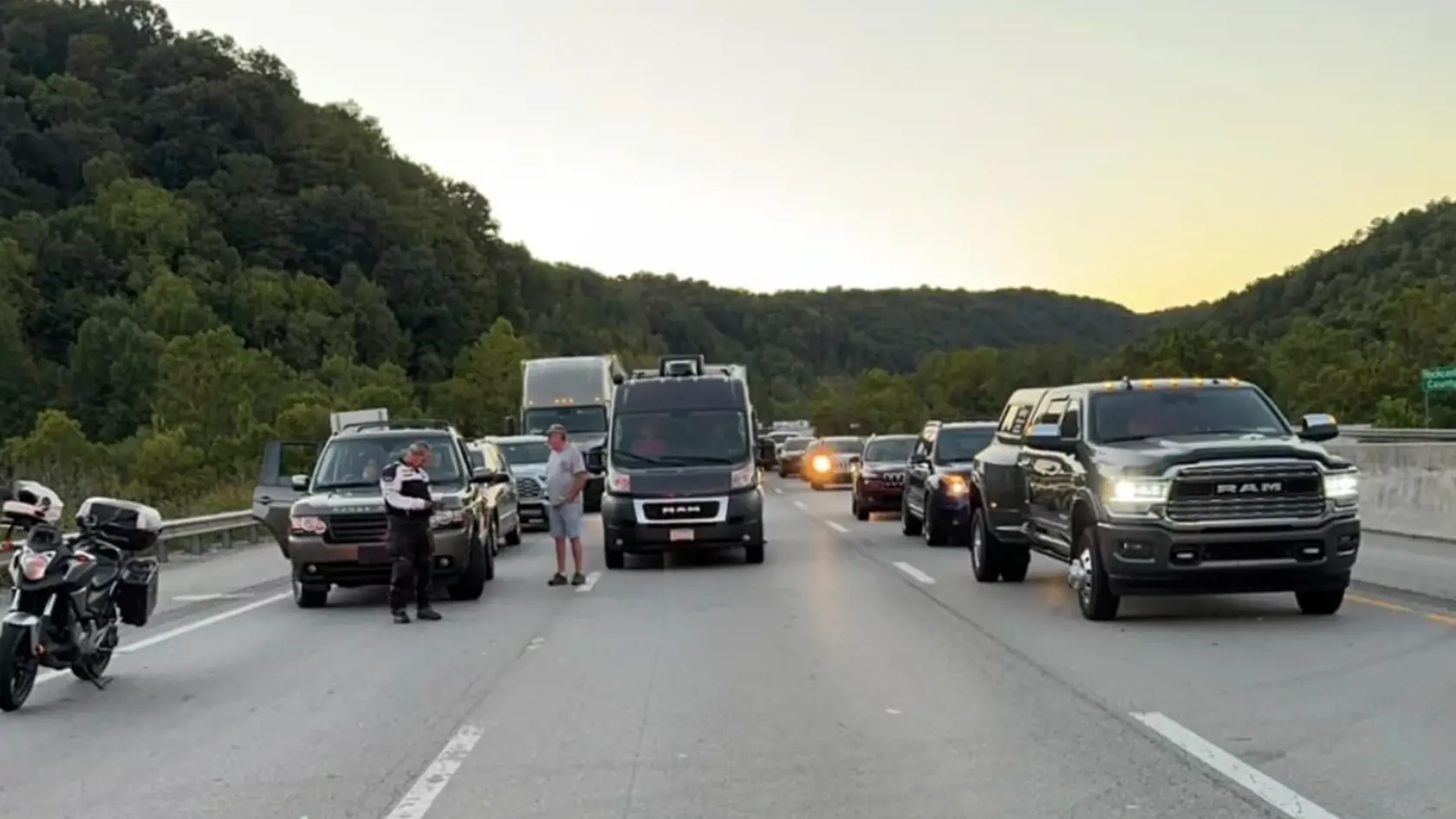 Útočník na diaľnici v Kentucky postrelil viacero ľudí, je na úteku