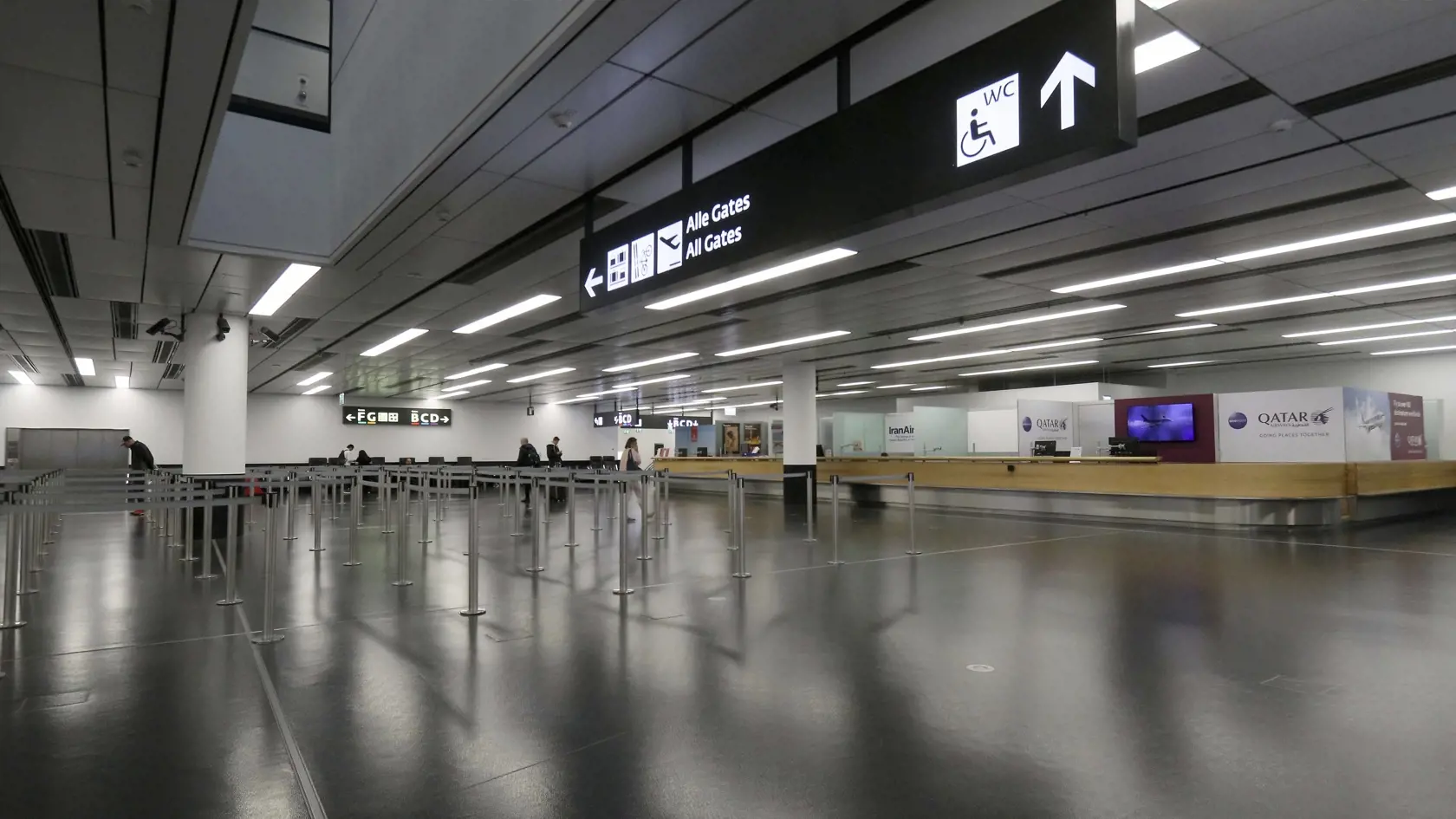MIK 14 Viedeň - Ľudia prichádzajú na check-in na viedenskom letisku Schwechat, v Rakúsku, 13. marca 2020. Vzhľadom na koronavírus bolo veľké množstvo letov zrušených.