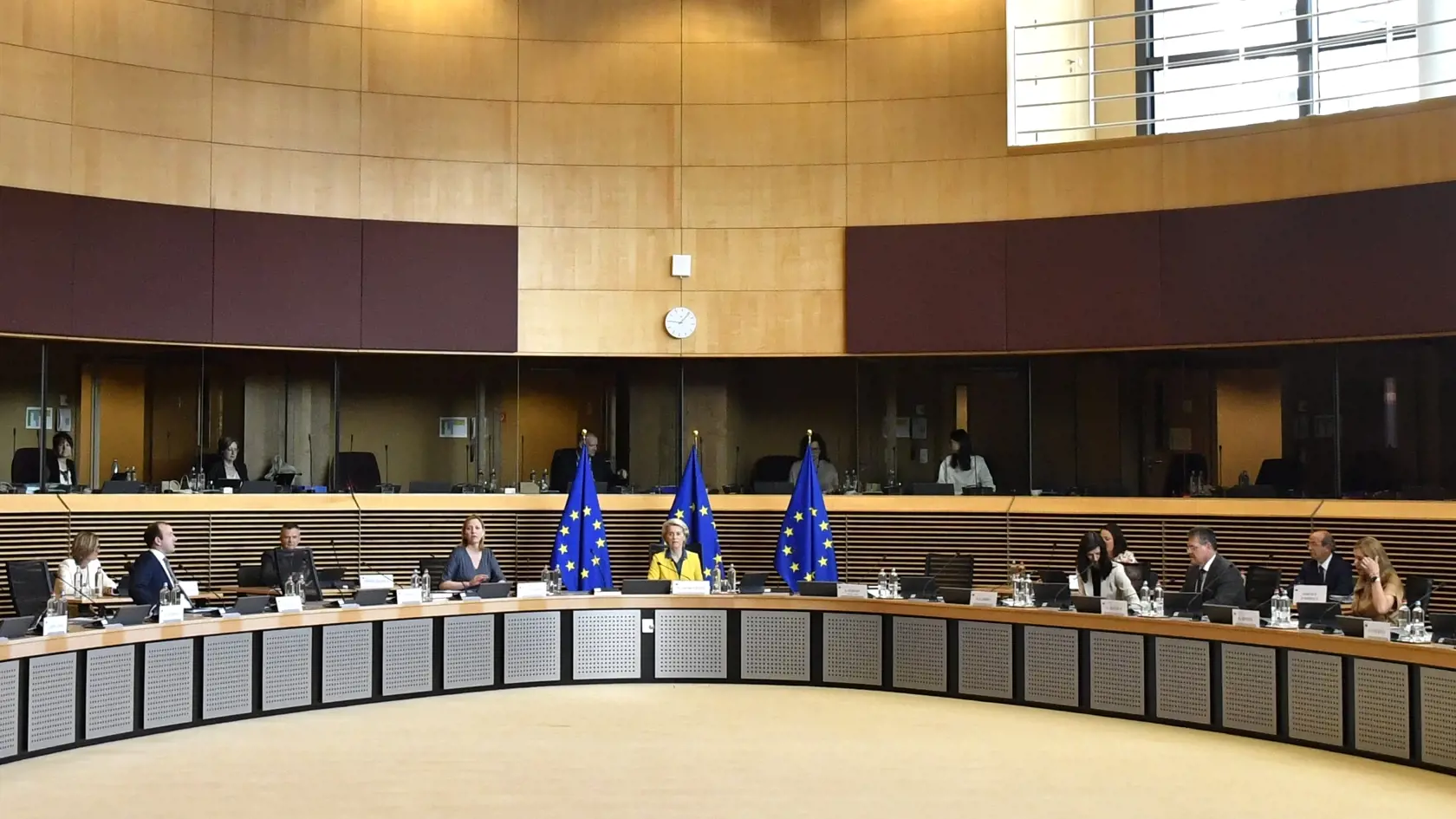 JB 19 Brusel - Predsedníčka Európskej komisie Ursula von der Leyenová (uprostred) predsedá  pravidelnému zasadnutiu Kolégia komisárov v sídle EÚ v Bruseli 17. júna 2022. FOTO TASR/AP

European Commission President Ursula von der Leyen, center, chairs a meeting of the College of Commissioners at EU headquarters in Brussels, Friday, June 17, 2022. Ukraine's request to join the European Union may advance Friday with a recommendation from the EU's executive arm that the war-torn country deserves to 