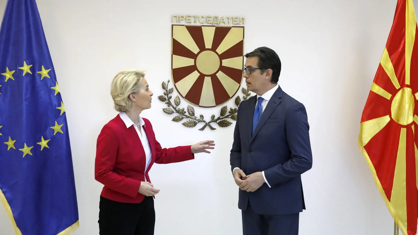 PK 29 Skopje - Na snímke zľava predsedníčka Európskej komisie (EK) Ursula von der Leyenová a prezident Severného Macedónska Stevo Pendarovski sa rozprávajú v Skopje v Severnom Macedónsku 14. júla 2022. Leyenová sľúbila poslancvom Severného Macedónska, že podporí francúzsky návrh na riešenie bilaterálnych sporov s Bulharskom, ktoré sú podmienkou pre začiatok rozhovorov o vstupe tejto krajiny do Európskej únie. Pred budovou parlamentu proti tomuto návrhu protestujú tisíce ľudí. FOTO TASR/AP

Europ
