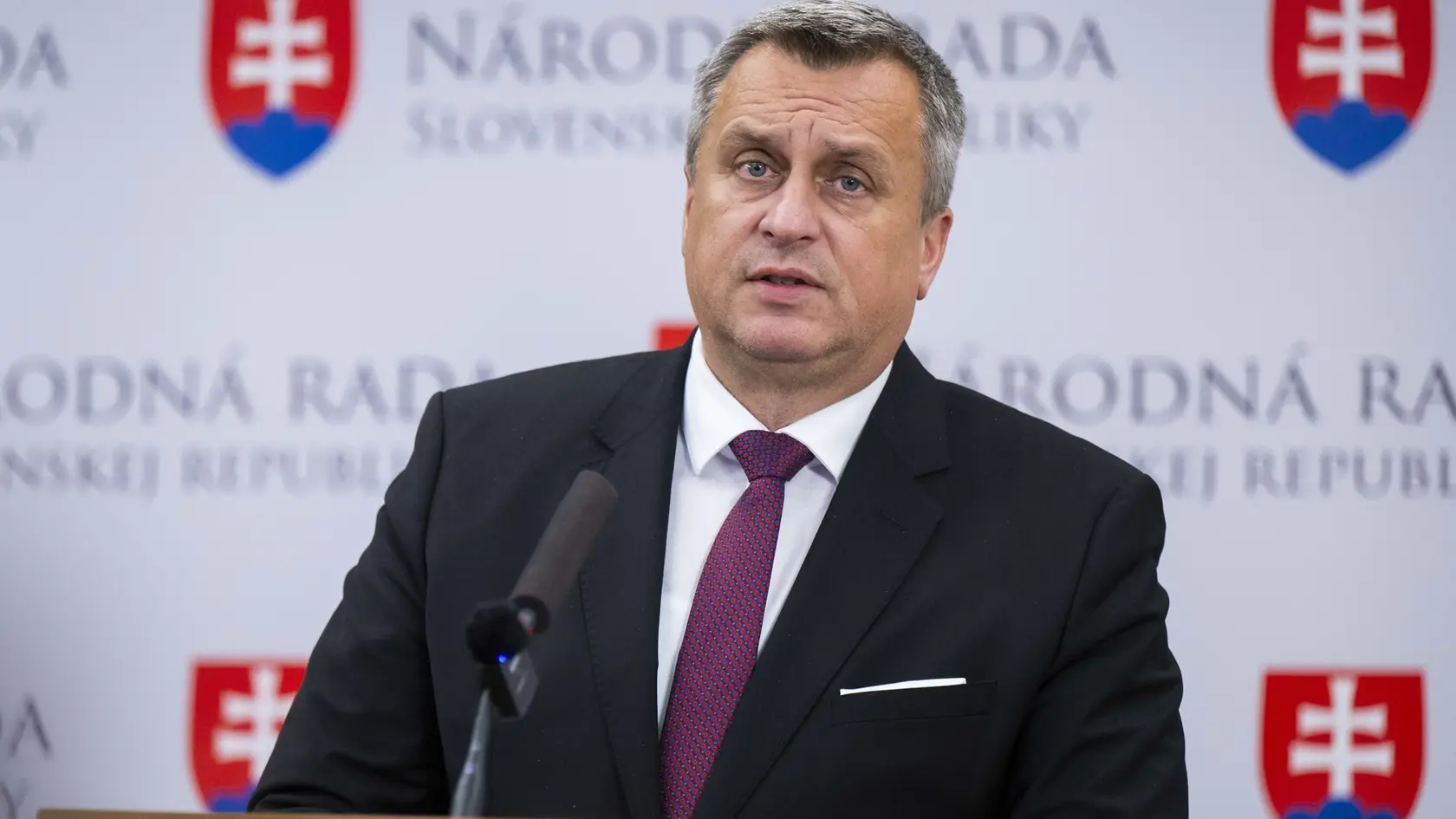 Na snímke predseda Slovenskej národnej strany (SNS) Andrej Danko počas tlačovej konferencie ku koaličným rokovaniam a vnútropolitickej situácii v Bratislave v utorok 18. februára 2025.