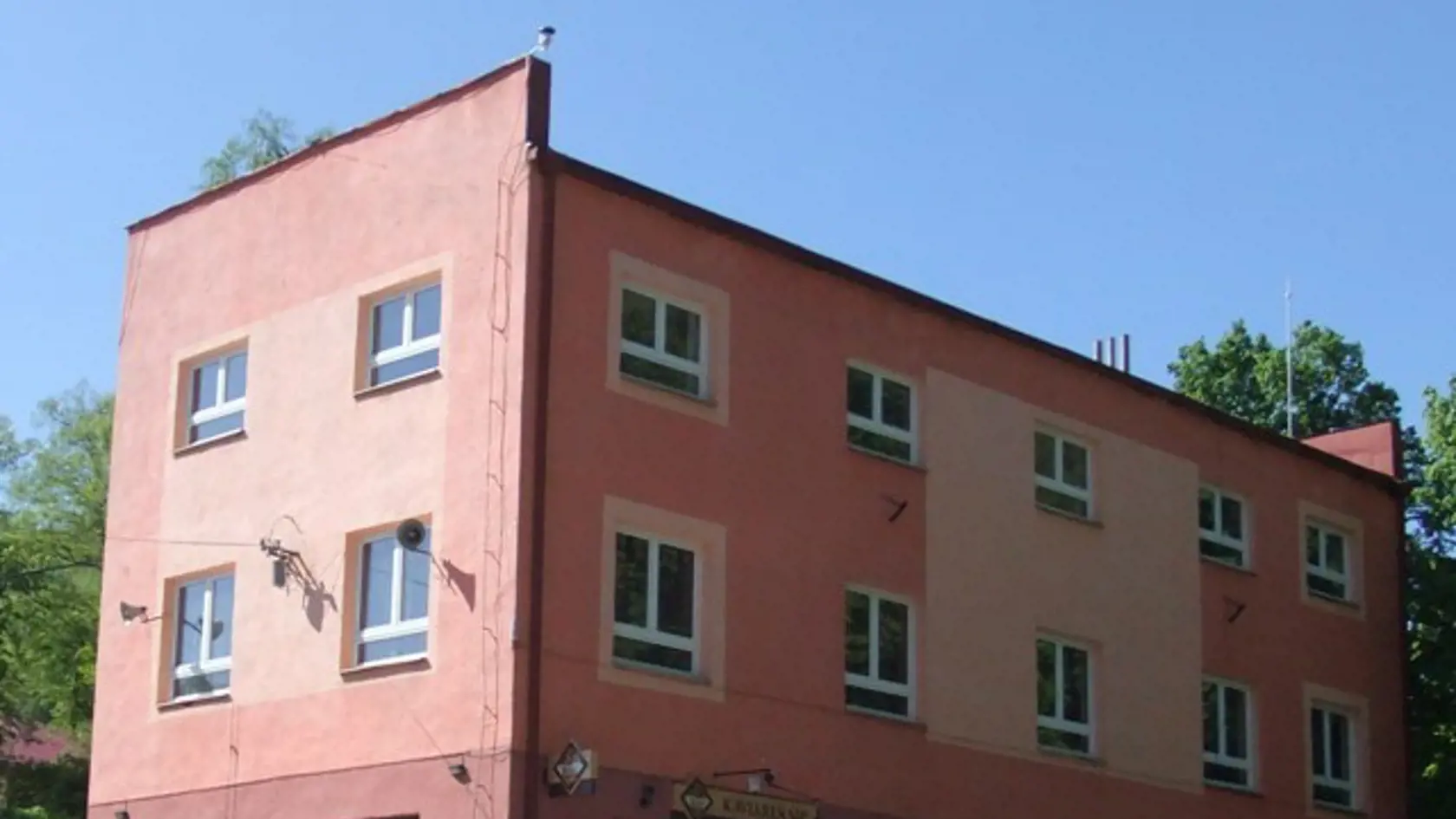 Aj obecný úrad v Ľubochni neďaleko Ružomberka sídli v klasicky fádnej „socialistickej“ budove.