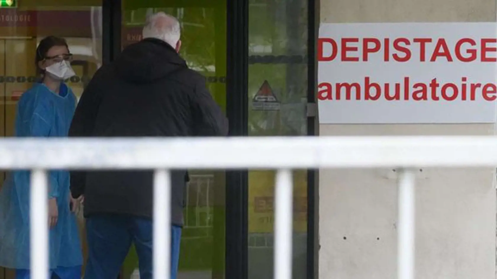 Francúzsko oznámilo v piatok už 79 úmrtí v dôsledku pandémie nového koronavírusu.
